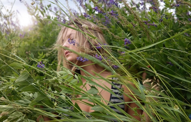 Close-up de mulher em meio a plantas