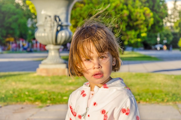 Close-up de mulher feliz no parque