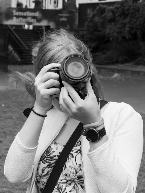 Foto close-up de mulher fotografando com câmera enquanto está de pé ao ar livre