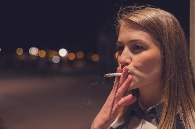 Foto close-up de mulher fumando cigarro