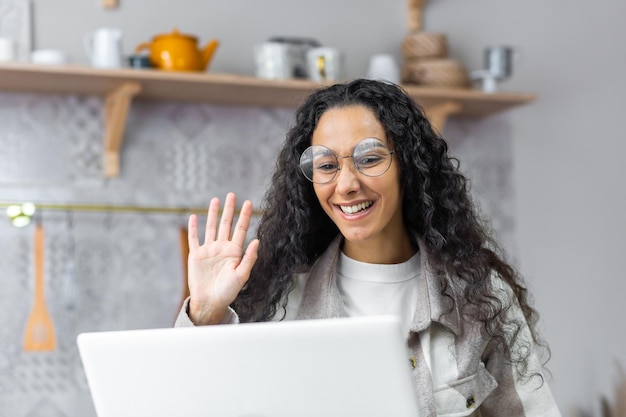 Jovem mulher sorrindo e rindo enquanto enviava mensagens de texto em um  telefone em casa mulher alegre conversando com seus amigos nas mídias  sociais navegando online e assistindo memes engraçados da internet