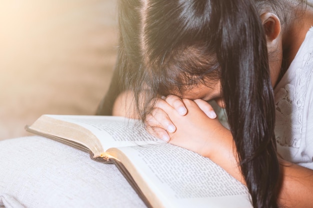Close-up de mulher lendo um livro na cama