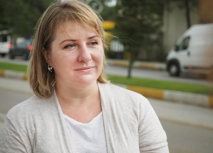Foto close-up de mulher madura olhando para longe na cidade