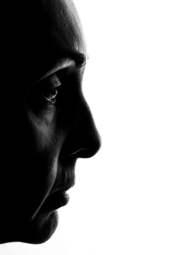 Foto close-up de mulher madura triste contra fundo branco