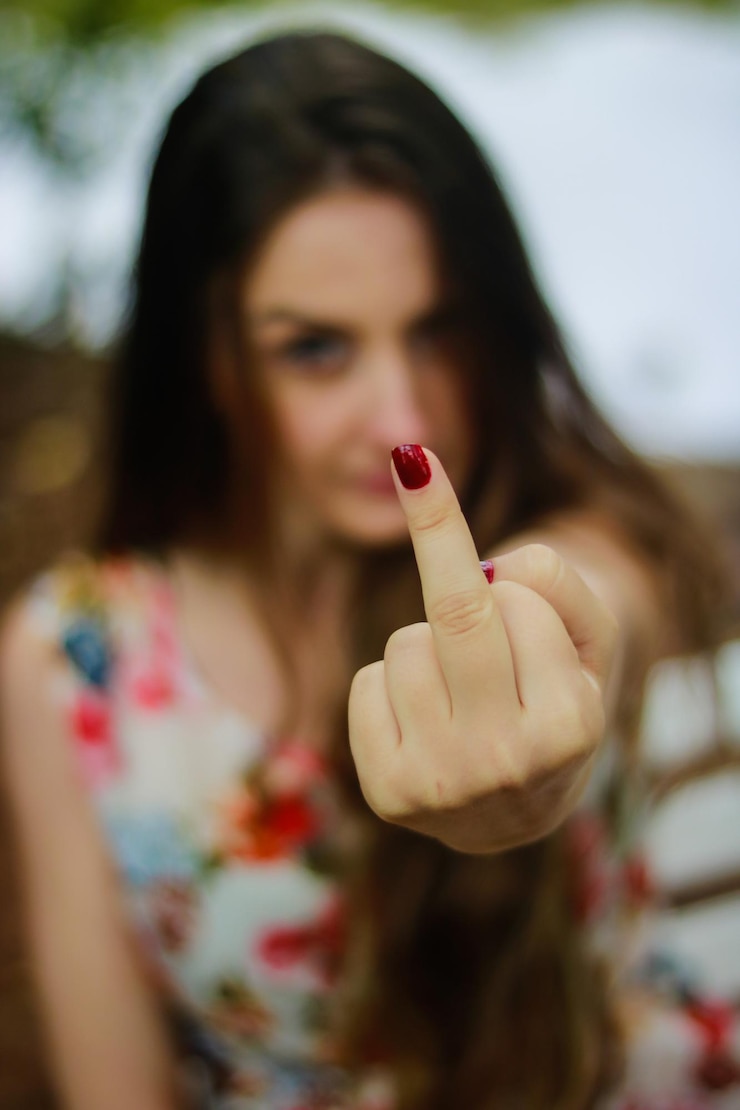 Foto close-up de mulher mostrando um gesto obsceno