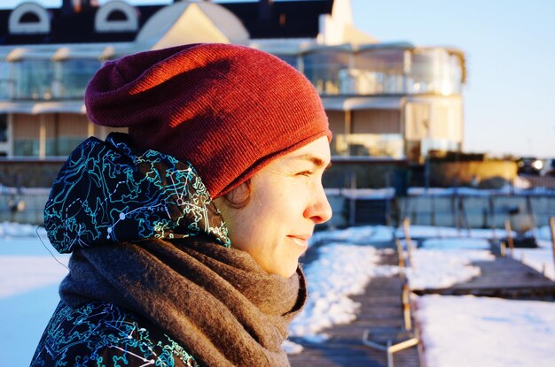 Close-up de mulher na neve