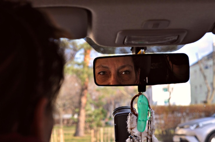 Foto close-up de mulher olhando no espelho retrovisor