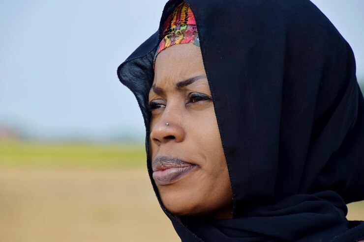 Foto close-up de mulher olhando para longe enquanto está de pé no campo