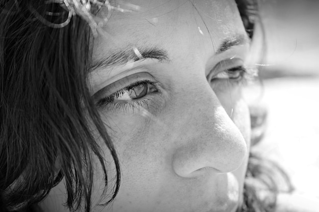 Foto close-up de mulher pensativa olhando para longe