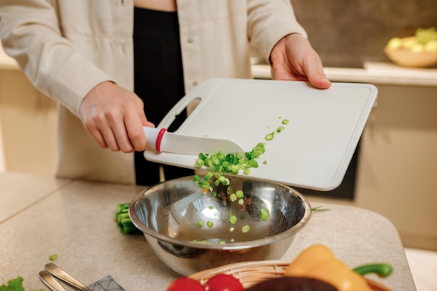 Close-up de mulher preparando salada vegana de vegetais na cozinha Estilo de vida de conceito de alimentação e dieta saudável Cozinhe em casa