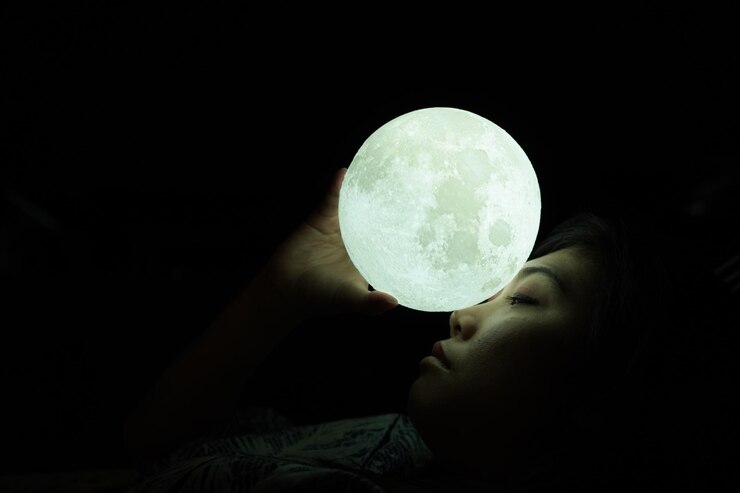 Foto close-up de mulher segurando equipamento de iluminação iluminado à noite