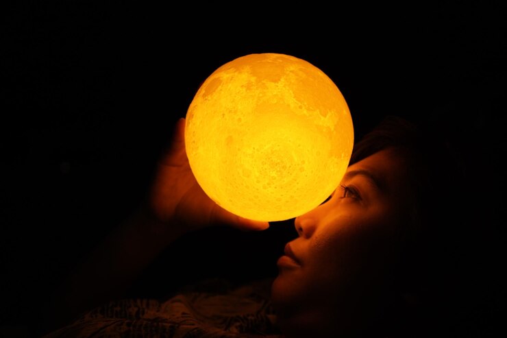 Foto close-up de mulher segurando equipamento de iluminação iluminado à noite
