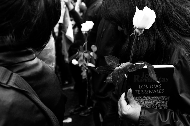 Foto close-up de mulher segurando flores