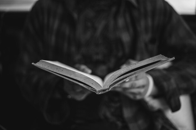 Foto close-up de mulher segurando livro