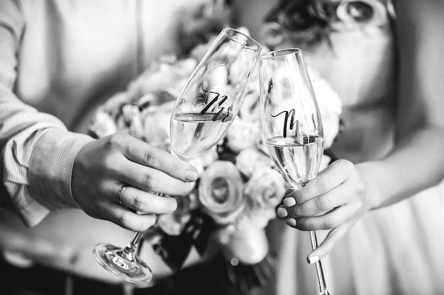 Foto close-up de mulher segurando um copo de vinho