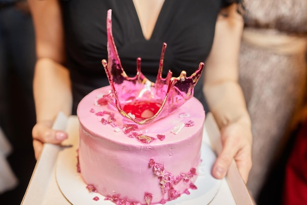 Foto close-up de mulher segurando um delicioso bolo de esponja vitoriano