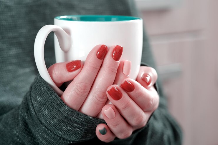 Foto close-up de mulher segurando uma xícara de café