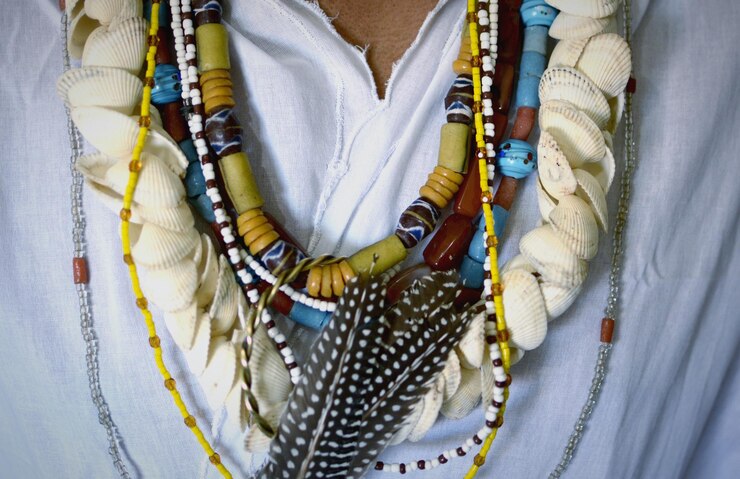 Foto close-up de mulher tradicional usando colares de contas