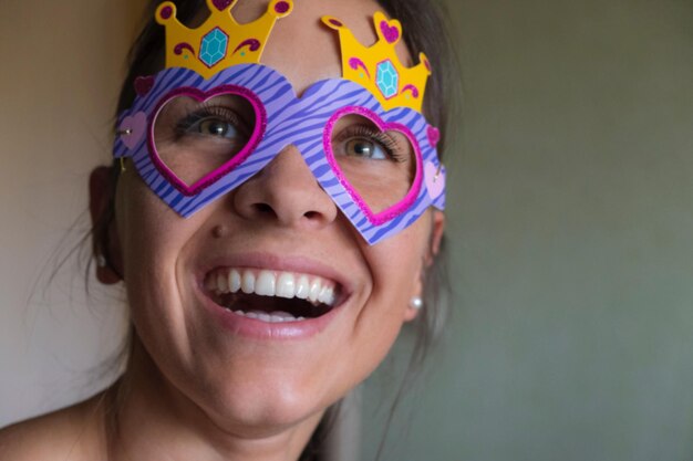 Foto close-up de mulher usando máscara de mascarada em casa