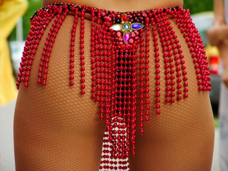 Foto close-up de mulher usando máscara