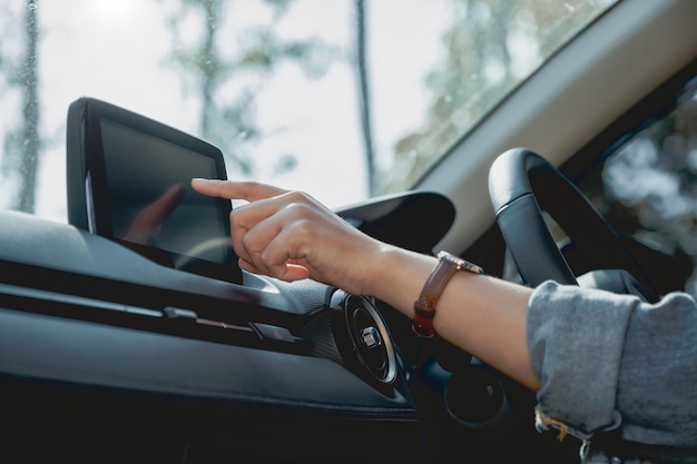 Close-up de mulher usando smartphone no carro