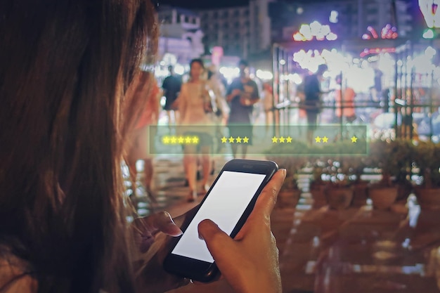 Foto close-up de mulher usando telefone móvel na cidade à noite