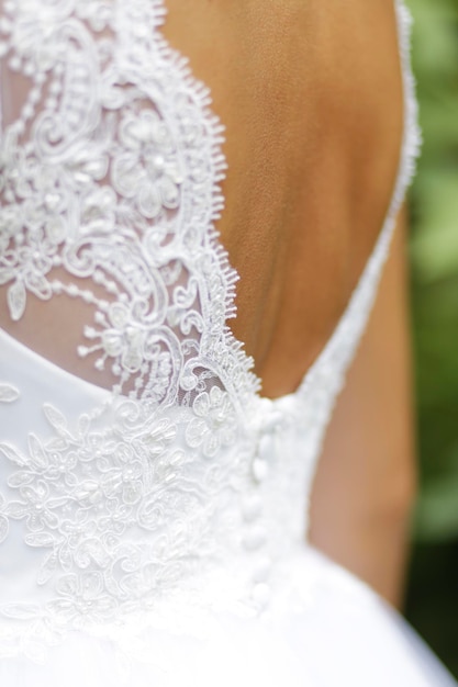 Foto close-up de mulher vestindo vestido branco