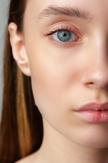 Close-up de mulheres de olhos azuis com maquiagem natural