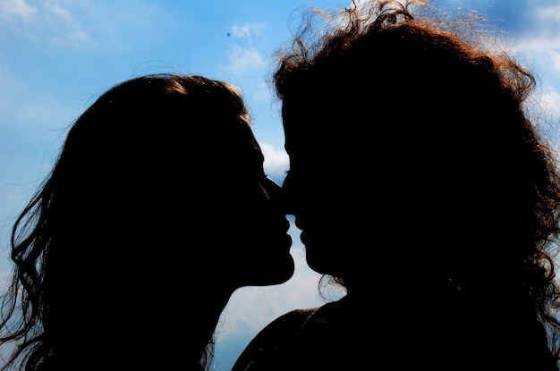 Close-up de mulheres lésbicas contra o céu