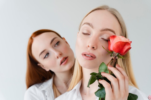 Close-up de mulheres posando com rosa