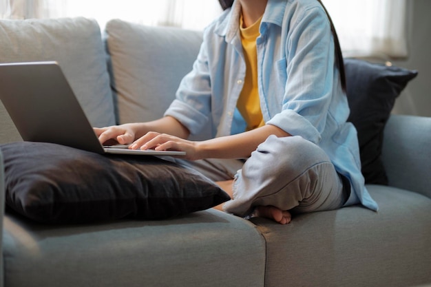 Close-up de mulheres trabalhando e estudando usando laptop em casa