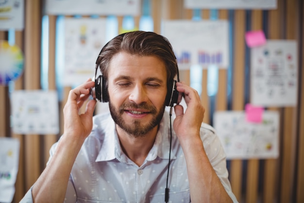 Close-up de música masculina designer gráfica no fone de ouvido