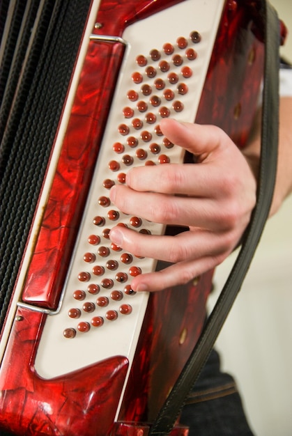 Close-up de músico tocando acordeão