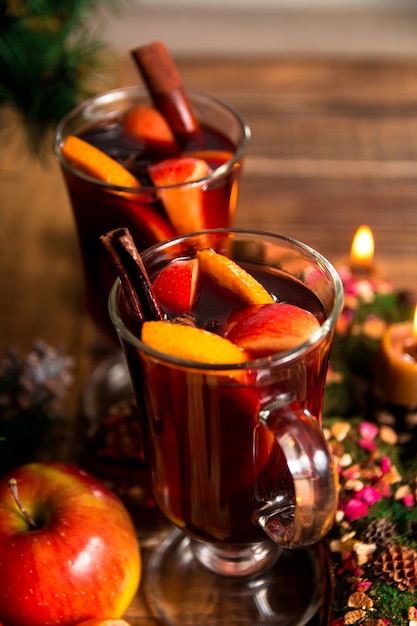 Close-up de Natal mulled vinho com frutas, velas e especiarias