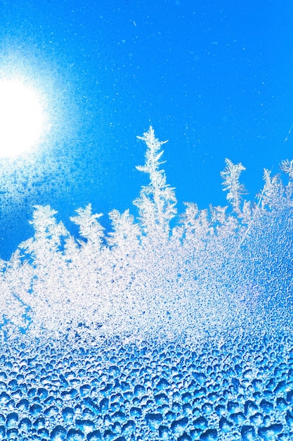 Close-up de neve contra o céu azul