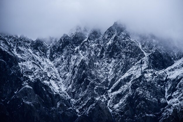 Close-up de neve na montanha contra o céu
