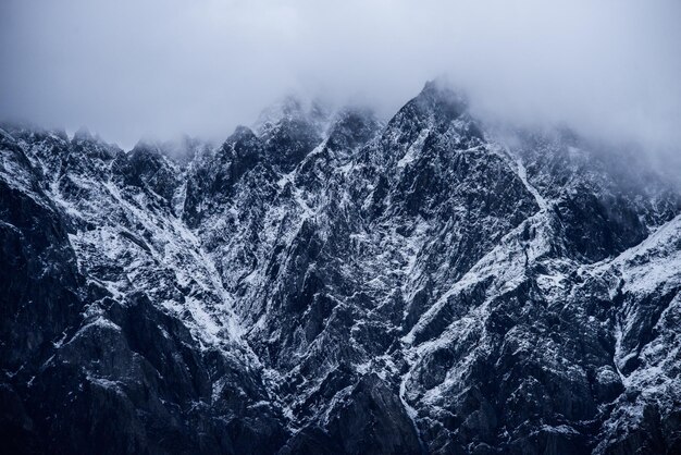 Foto close-up de neve na montanha contra o céu