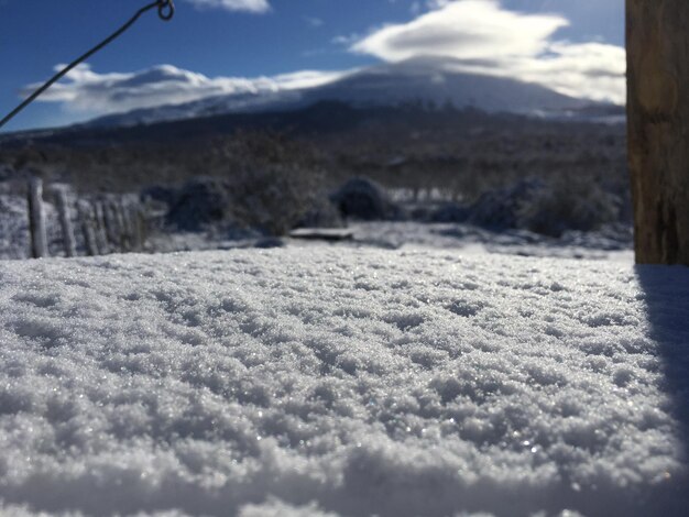 Close-up de neve na montanha contra o céu