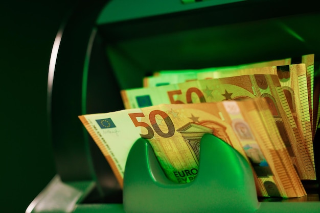 Close-up de notas de euro ao ser contado equipamento de contagem de dinheiro para cálculo de papel-moeda