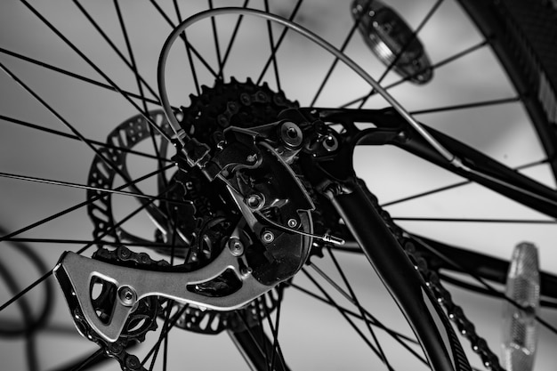 Close-up de novo desviador traseiro de bicicleta em preto e branco