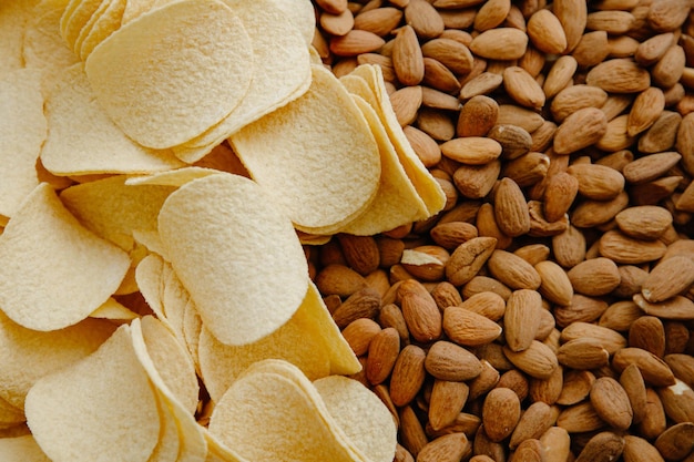 Close-up de nozes e batatas fritas