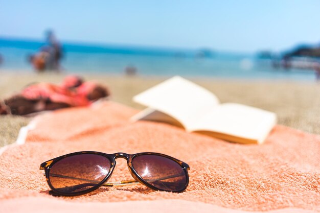 Foto close-up de óculos de sol na praia