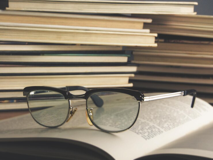 Foto close-up de óculos em livro