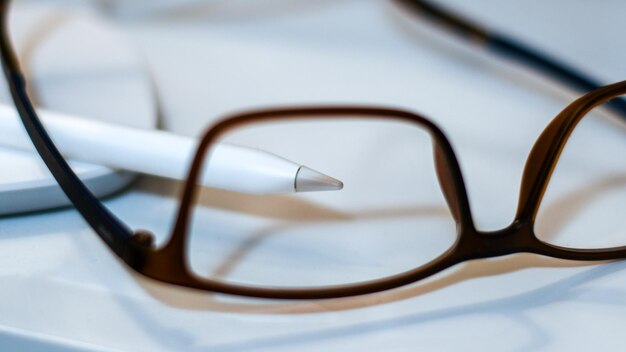 Foto close-up de óculos em mesa digital trabalhando para ser eficiente