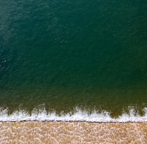 Foto close-up de ondas na praia