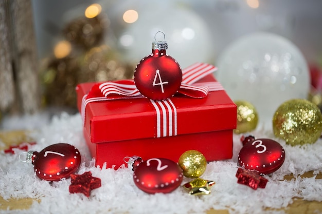 Close-up de ornamentos de Natal e presente na mesa