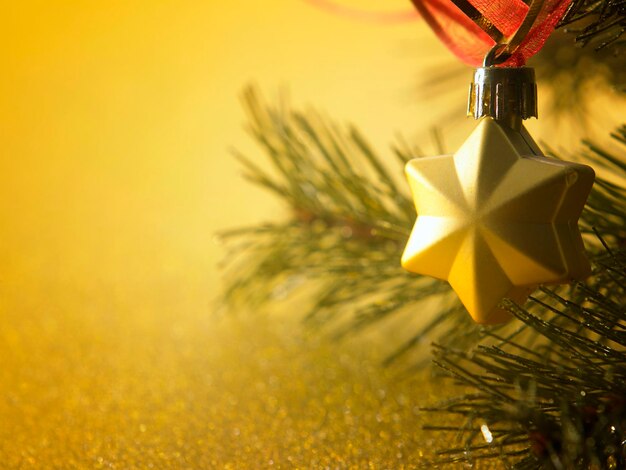 Foto close-up de ornamentos de natal pendurados na árvore