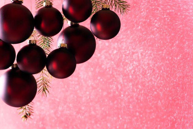Close-up de ornamentos de Natal vermelhos pendurados na parede