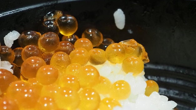 Close-up de ovas de salmão sashimi com tigela de arroz ou donburi em comida de estilo japonês