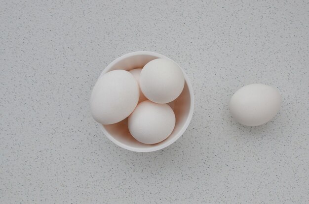 Close-up de ovos brancos frescos símbolo de comida saudável Perfeito para uma dieta equilibrada e nutritiva também representando uma dieta saudável rica em proteínas